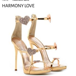 Selling these heels i’ve worn them twice and never going to wear them again.